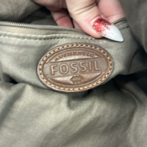 Fossil The Explorer Leather Fold-Over Crossbody Bag in metallic silver - Picture 10 of 12